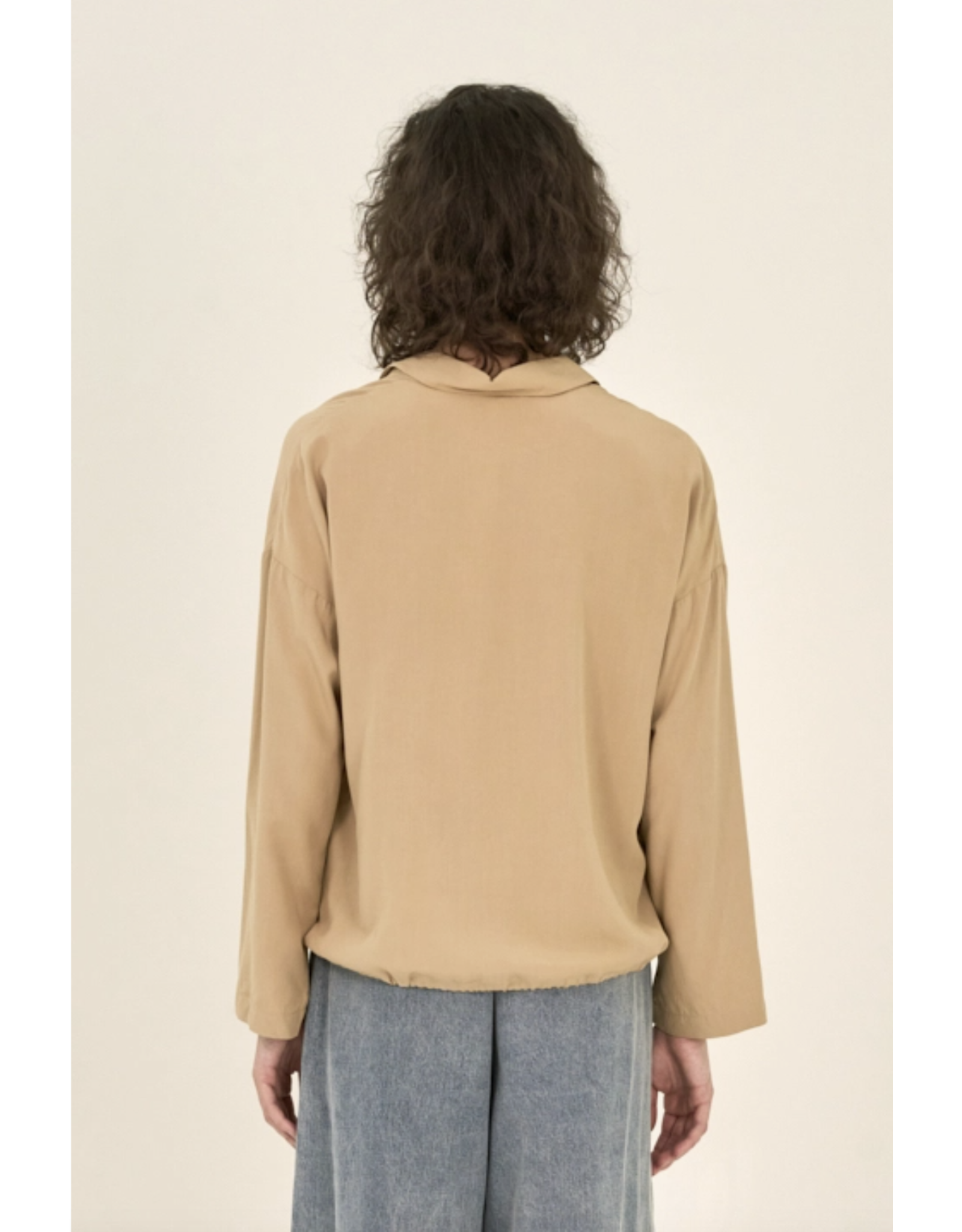 ADJUSTABLE HEM LSLV SHIRT