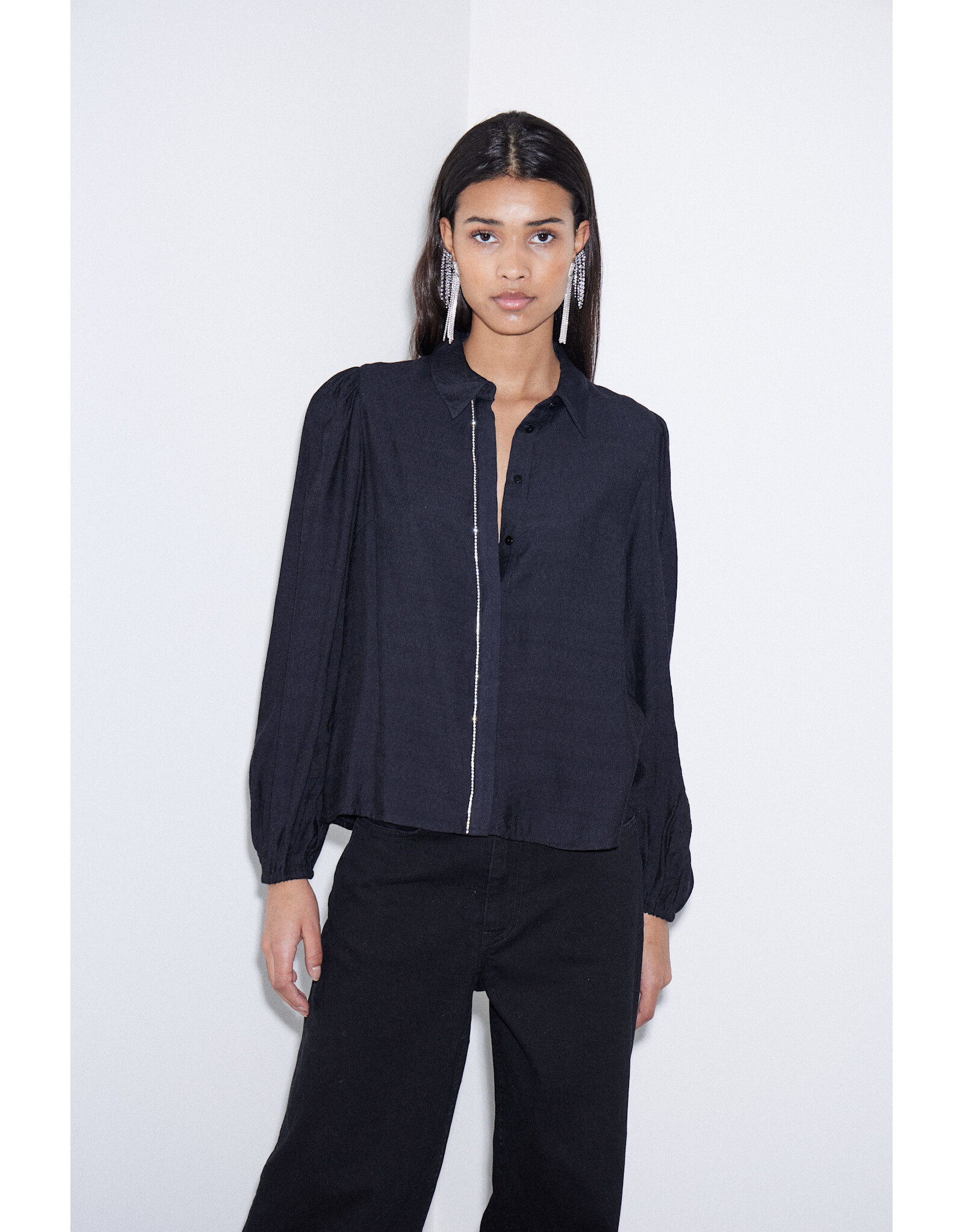 LSLV BLOUSE W/ RHINESTONE ACCENT