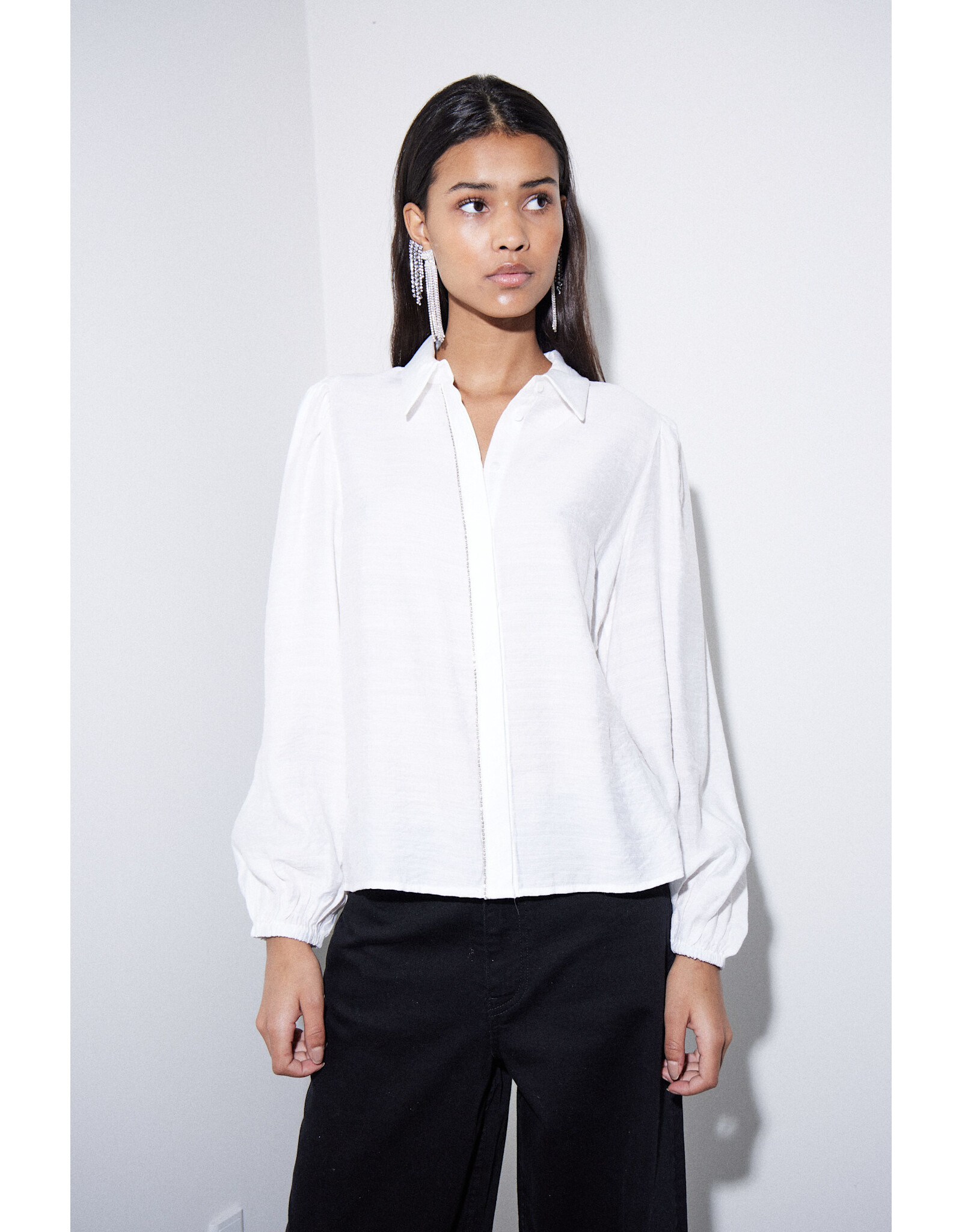 LSLV BLOUSE W/ RHINESTONE ACCENT