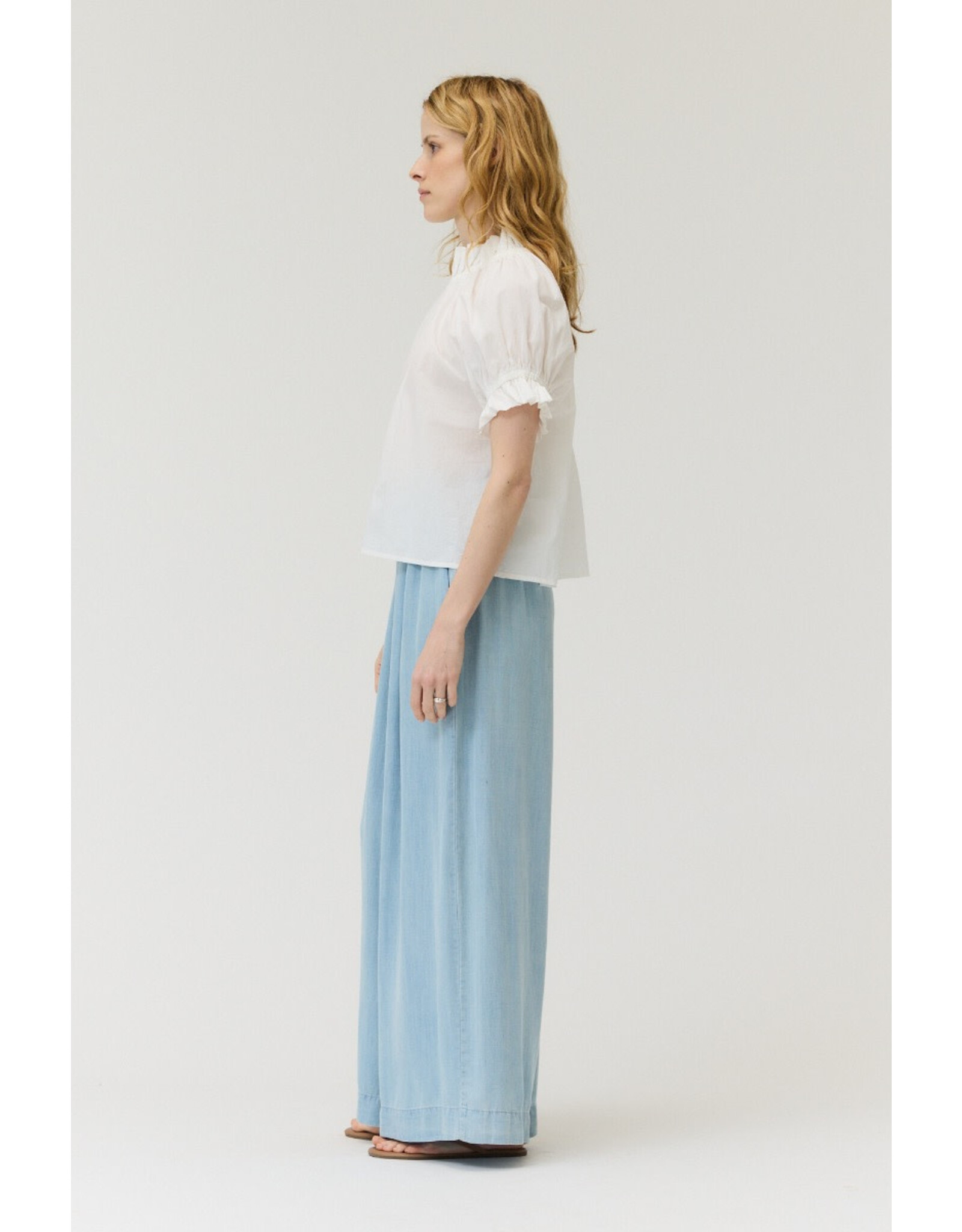 BUBBLE SLEEVE RUFFLE BLOUSE