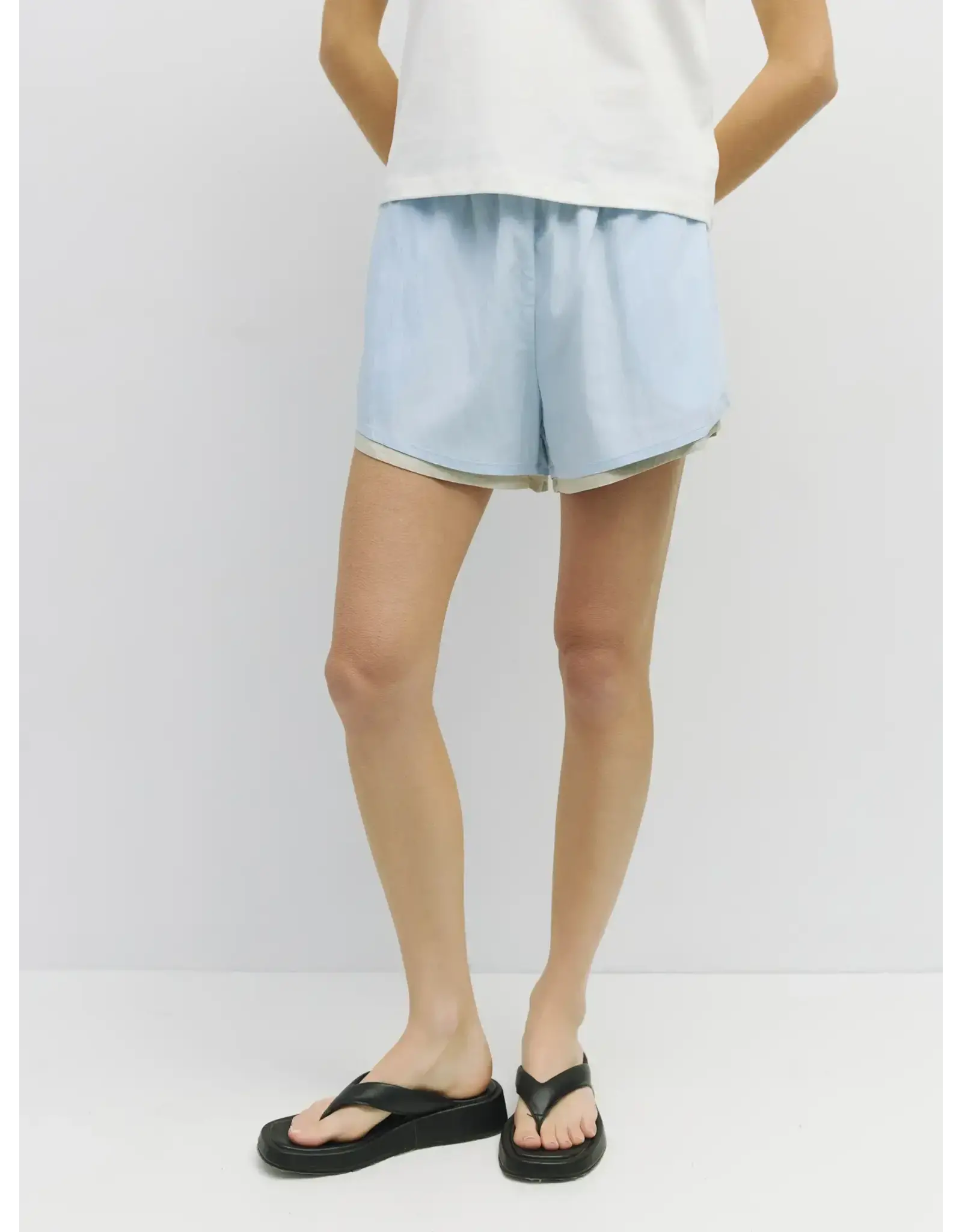 ELASTIC SHORTS W/DOUBLE HEM DETAIL