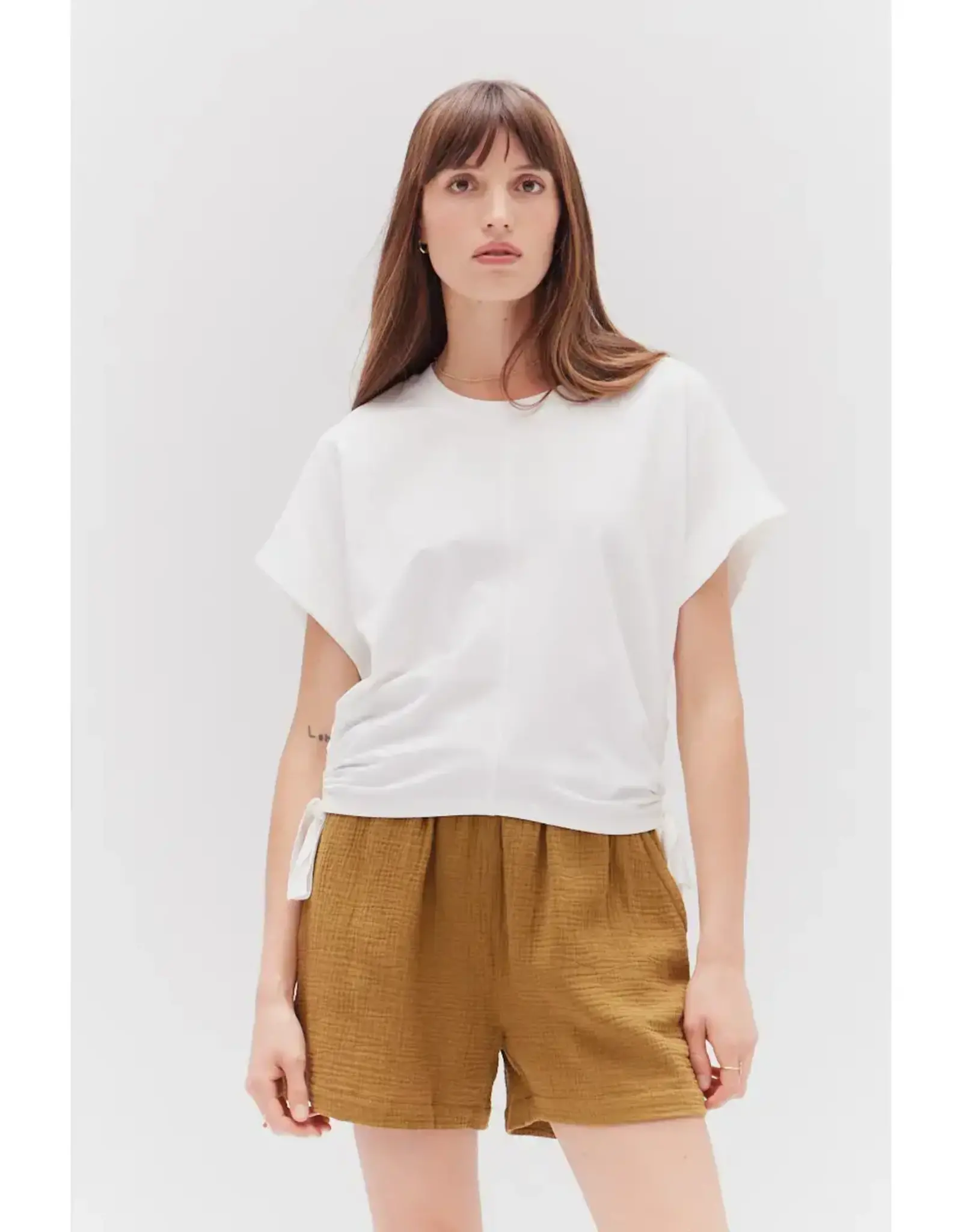 SIDE SCRUNCHIE TEE