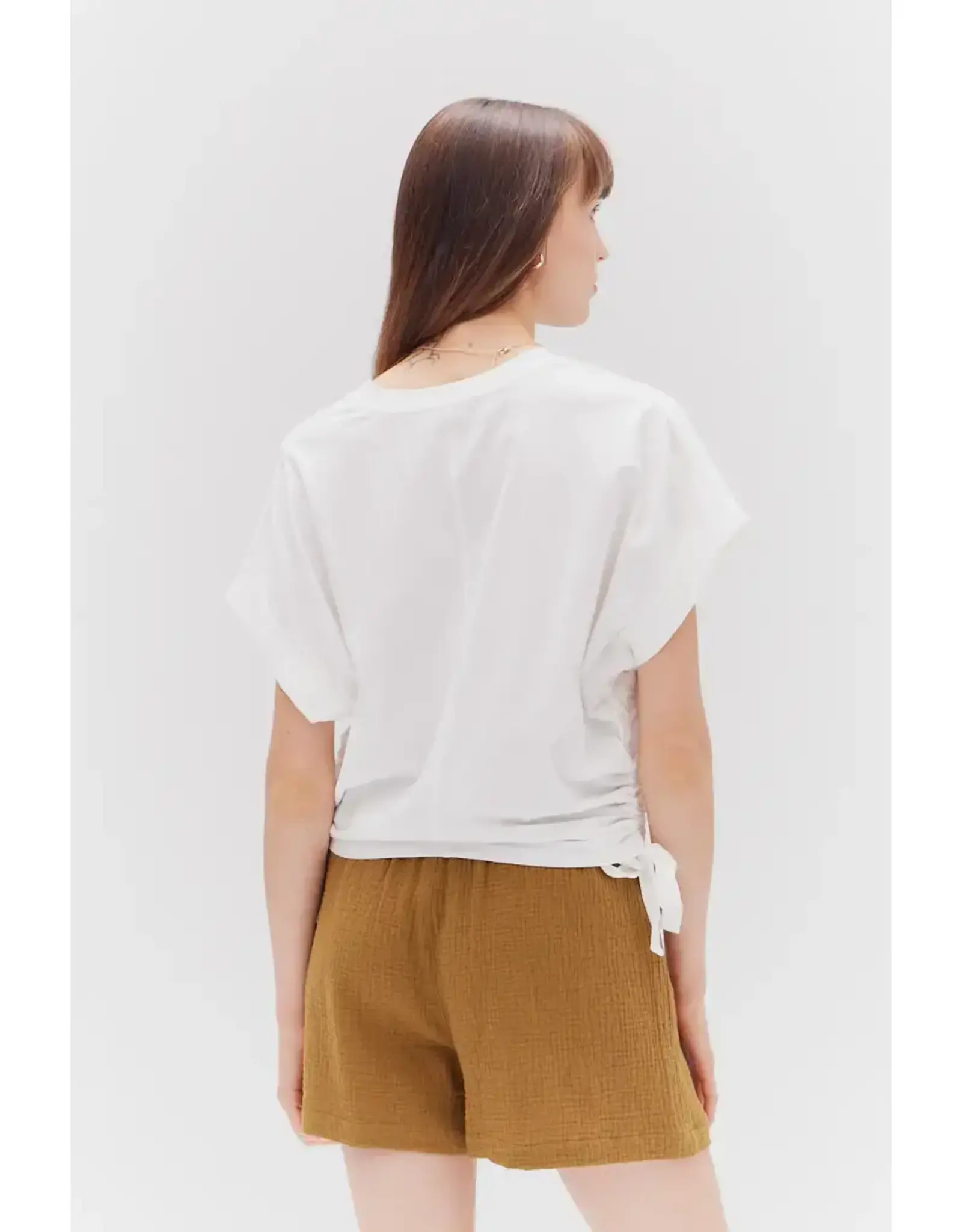 SIDE SCRUNCHIE TEE