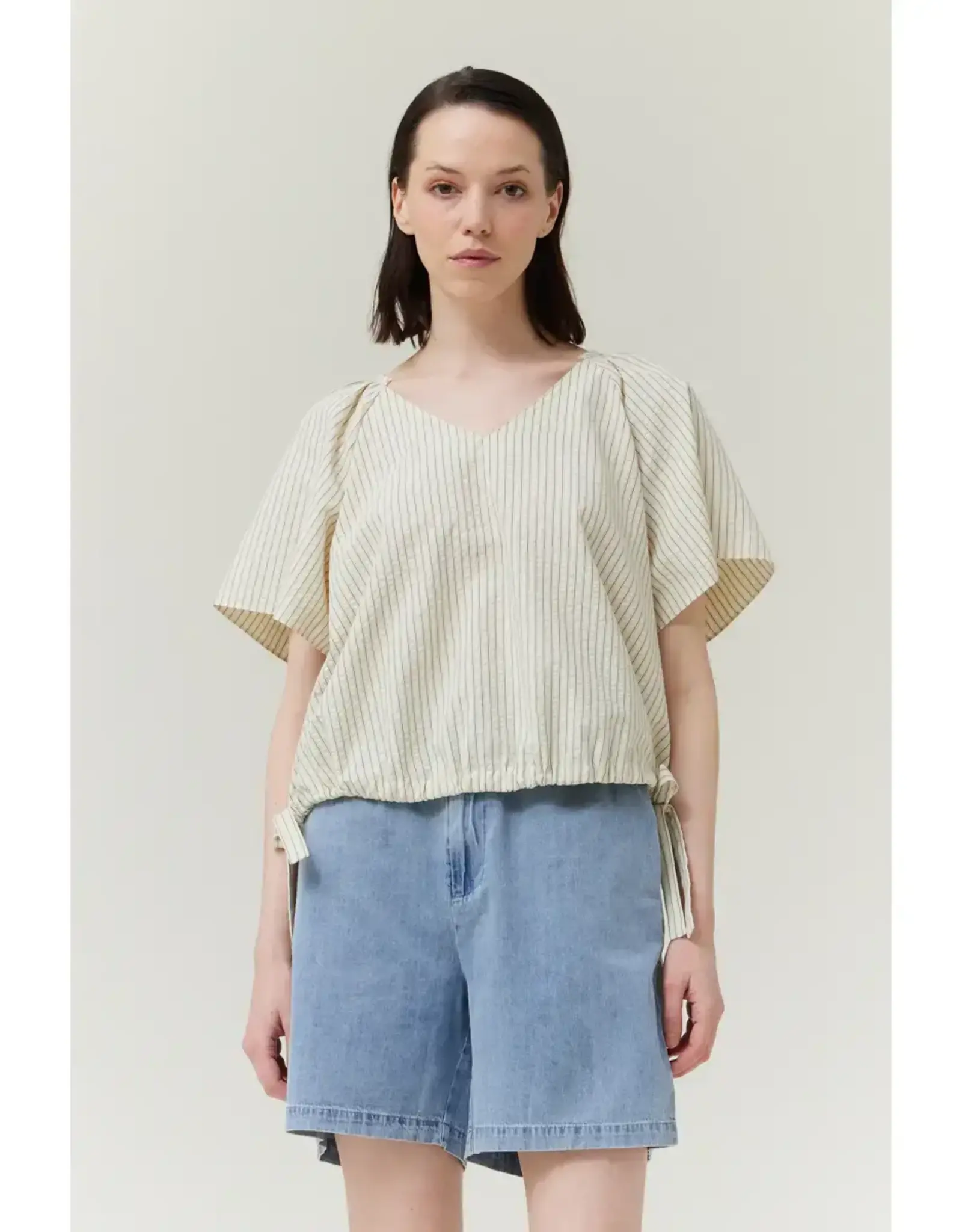 SIDE RIBBON TIE VNECK TOP