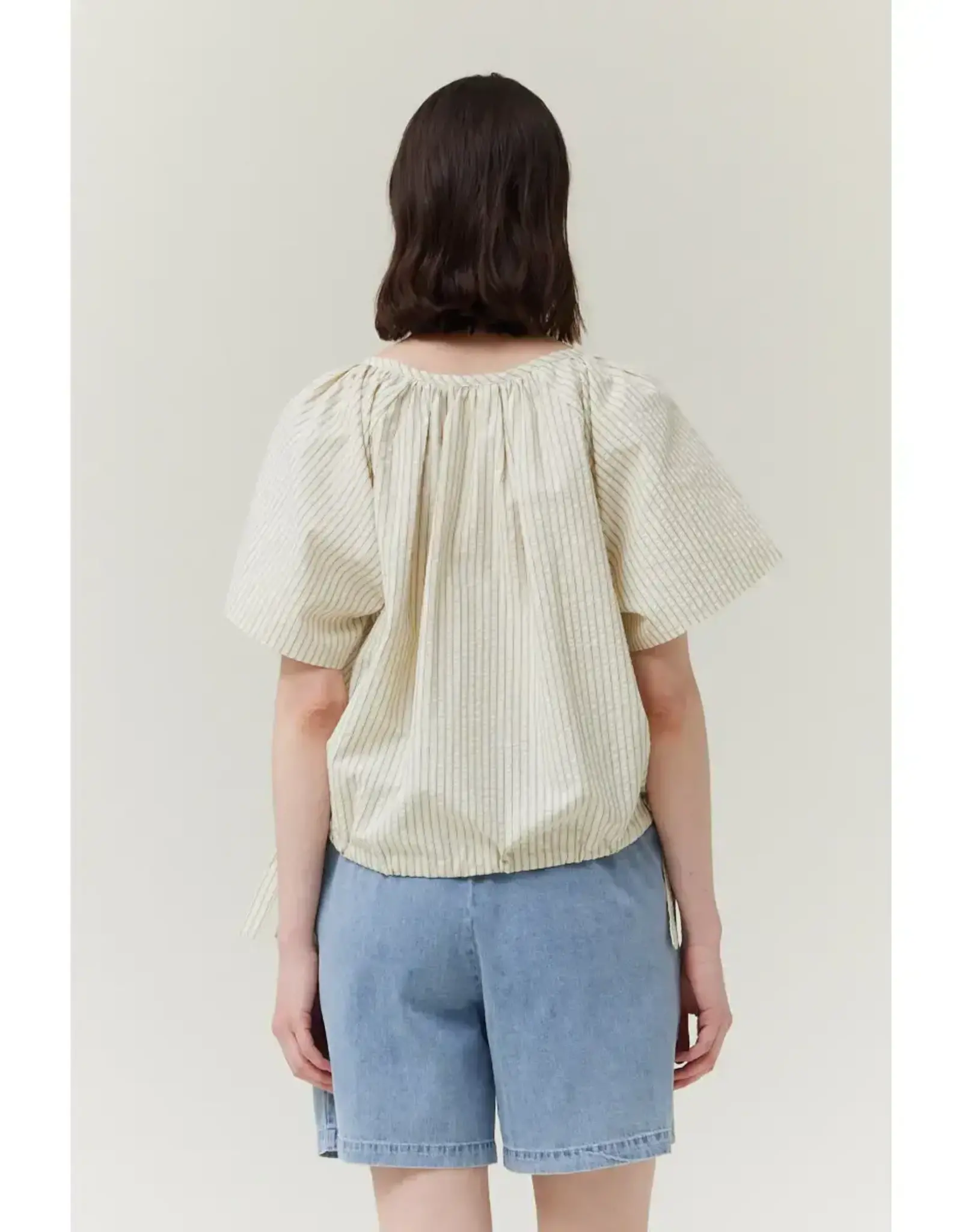 SIDE RIBBON TIE VNECK TOP