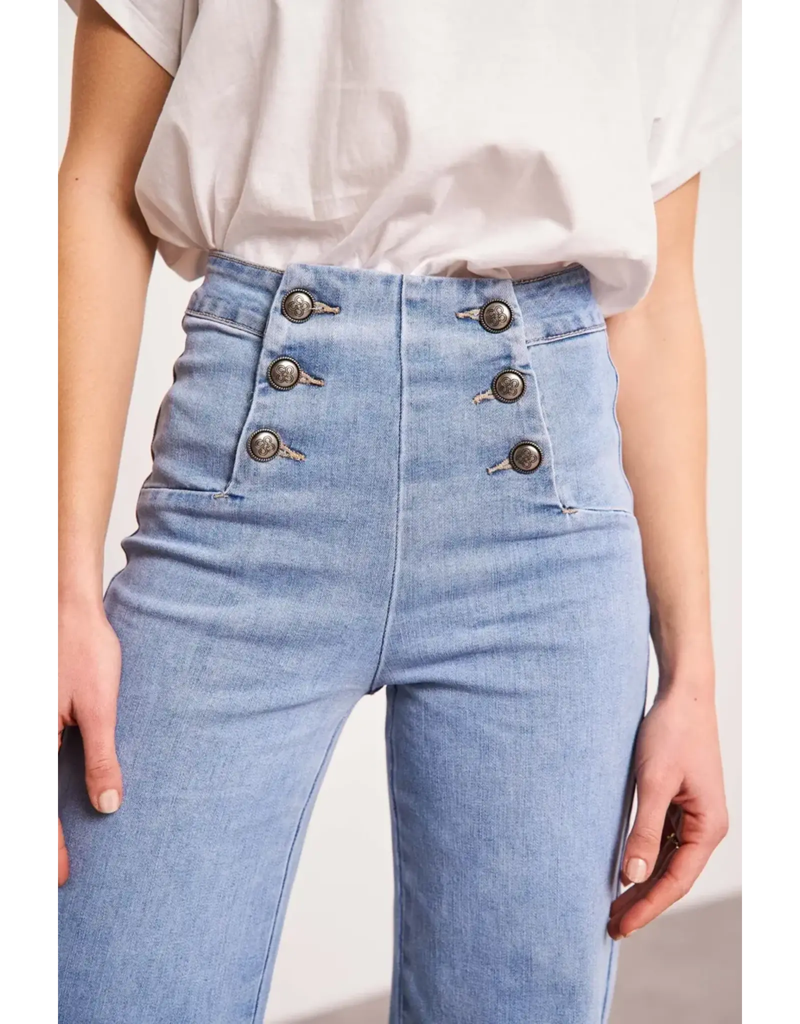 DOUBLE BUTTON ANKLE FLARE JEAN
