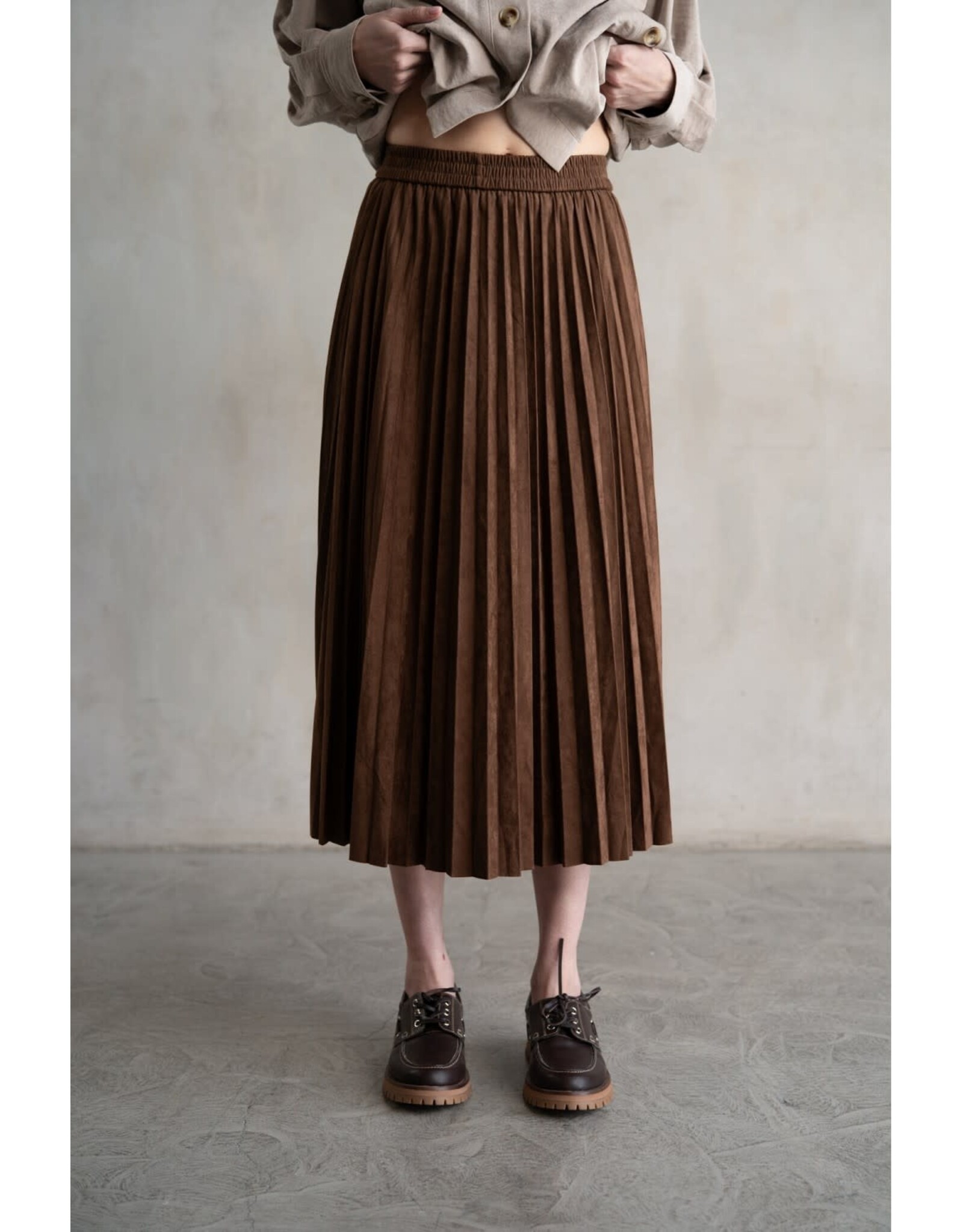 ELASTIC WAIST PLEATED MIDI SKIRT