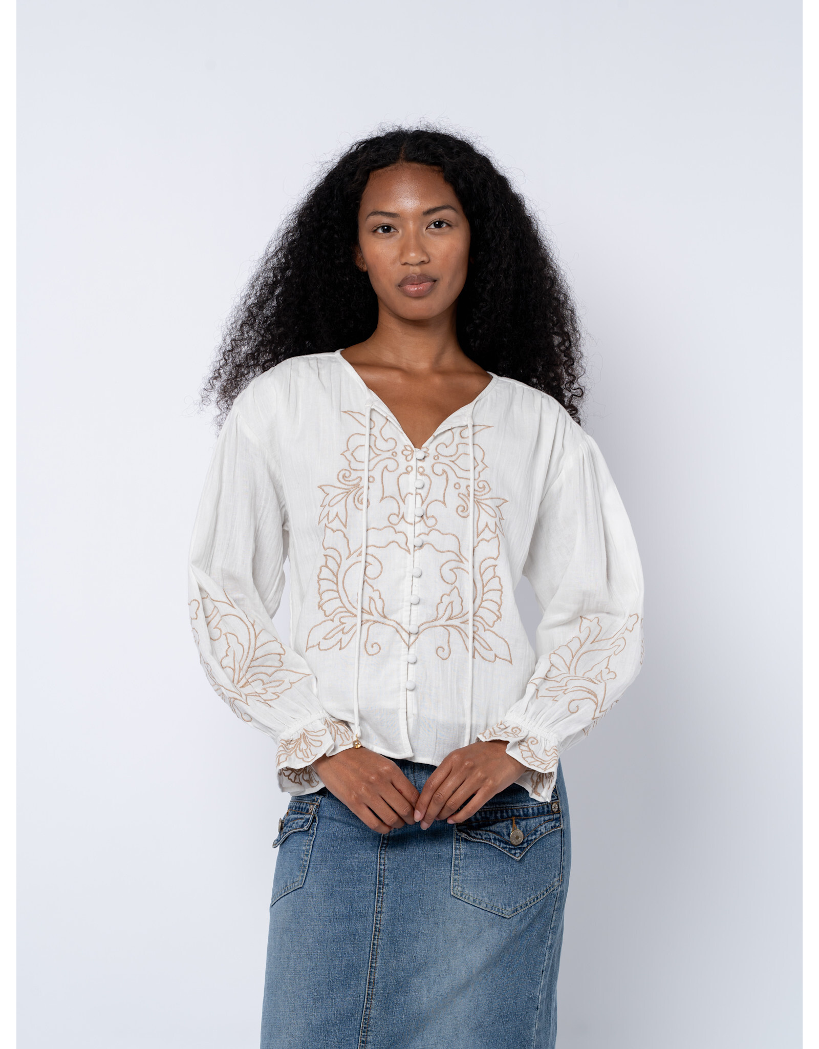 EMBROIDERED BUTTON DOWN TOP