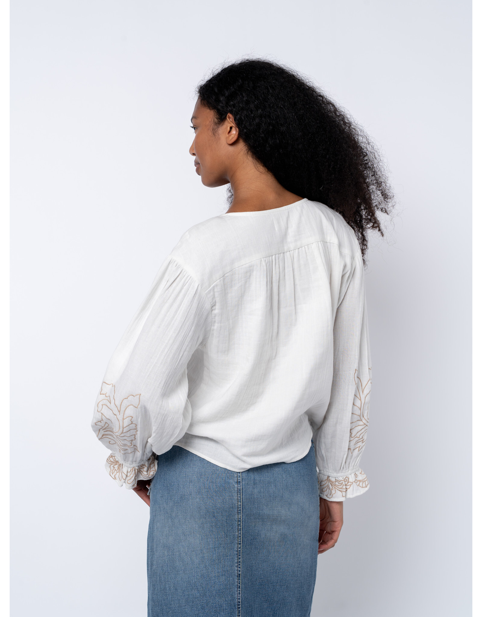 EMBROIDERED BUTTON DOWN TOP