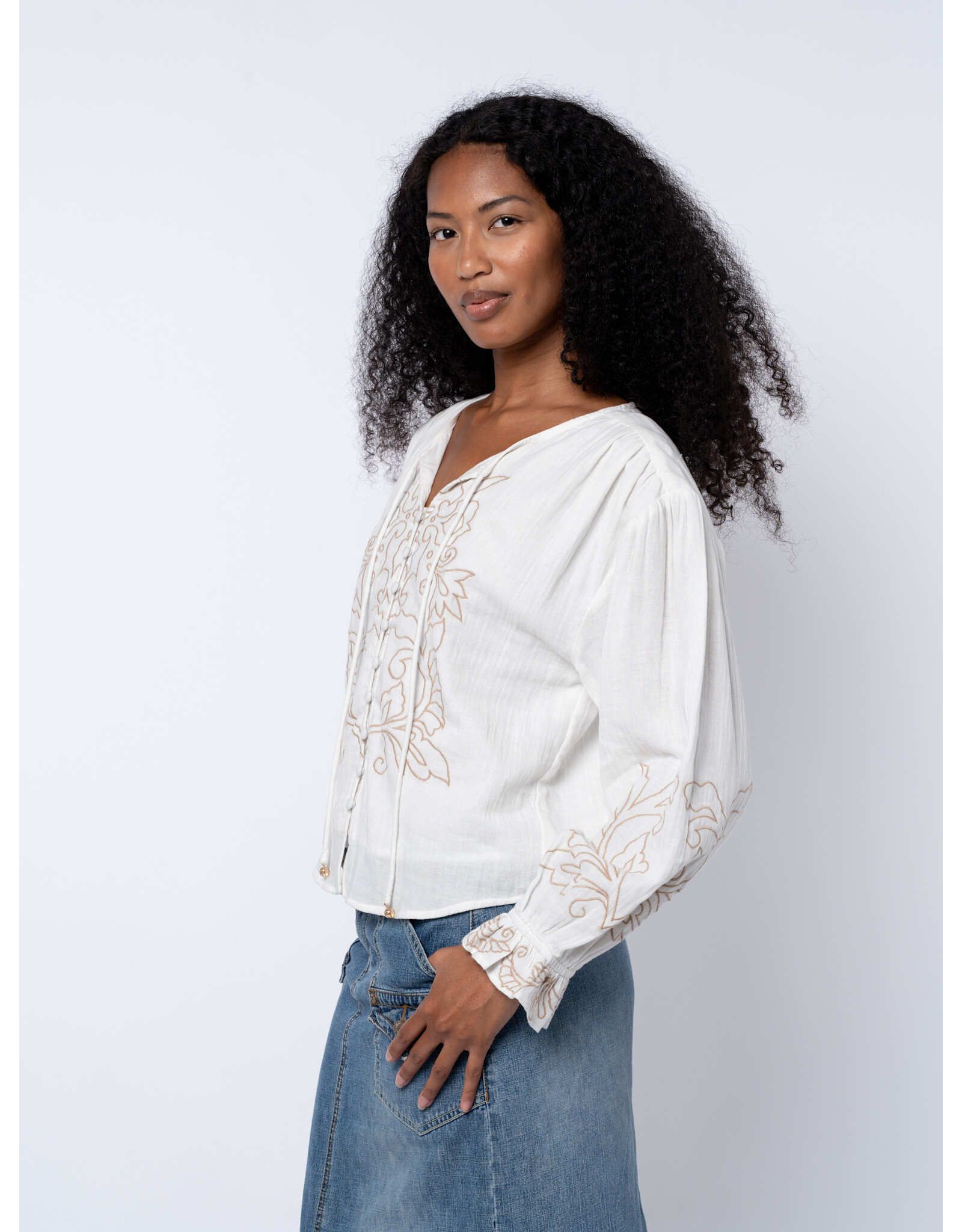 EMBROIDERED BUTTON DOWN TOP