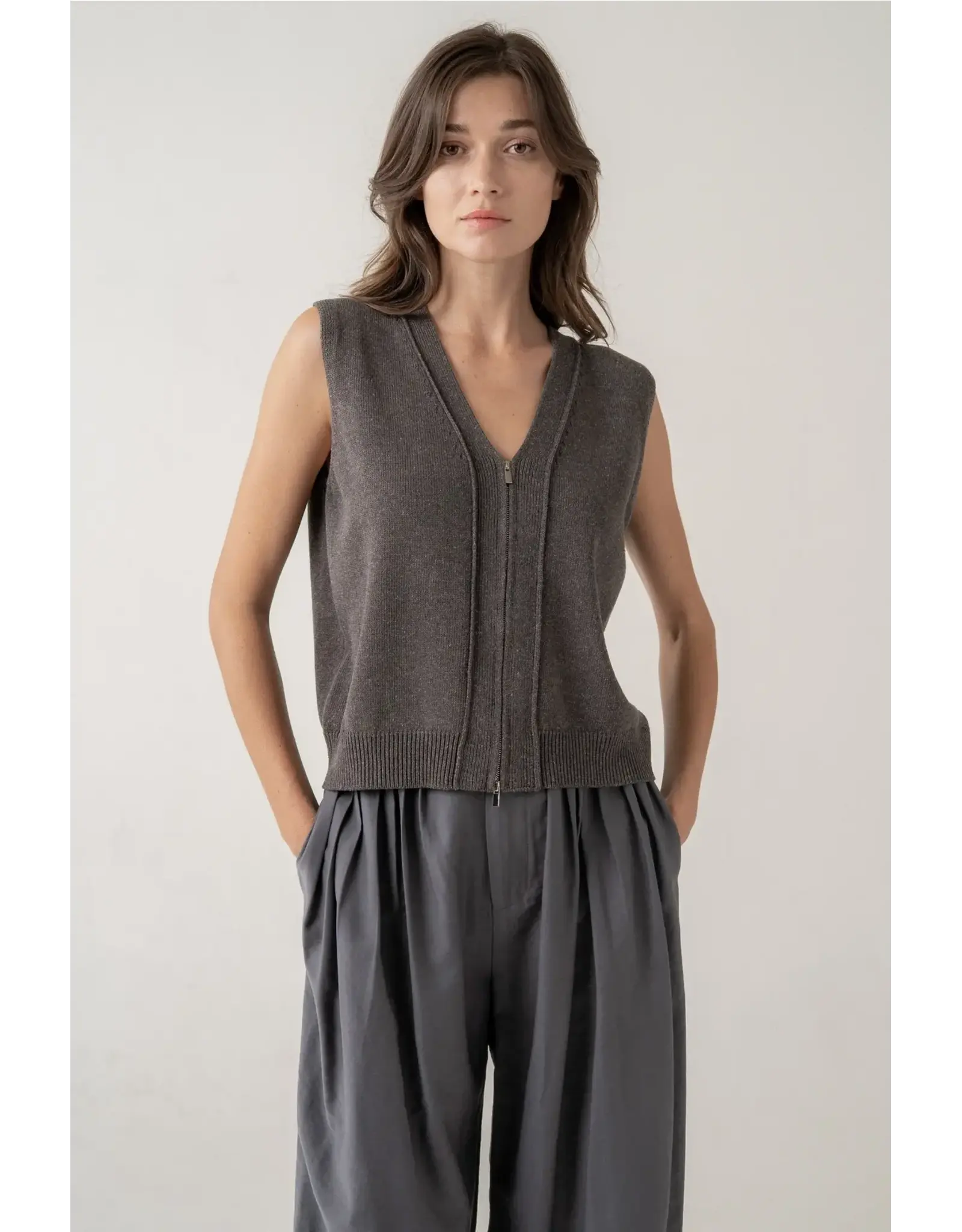 ZIP FRONT SLVLESS KNIT VEST