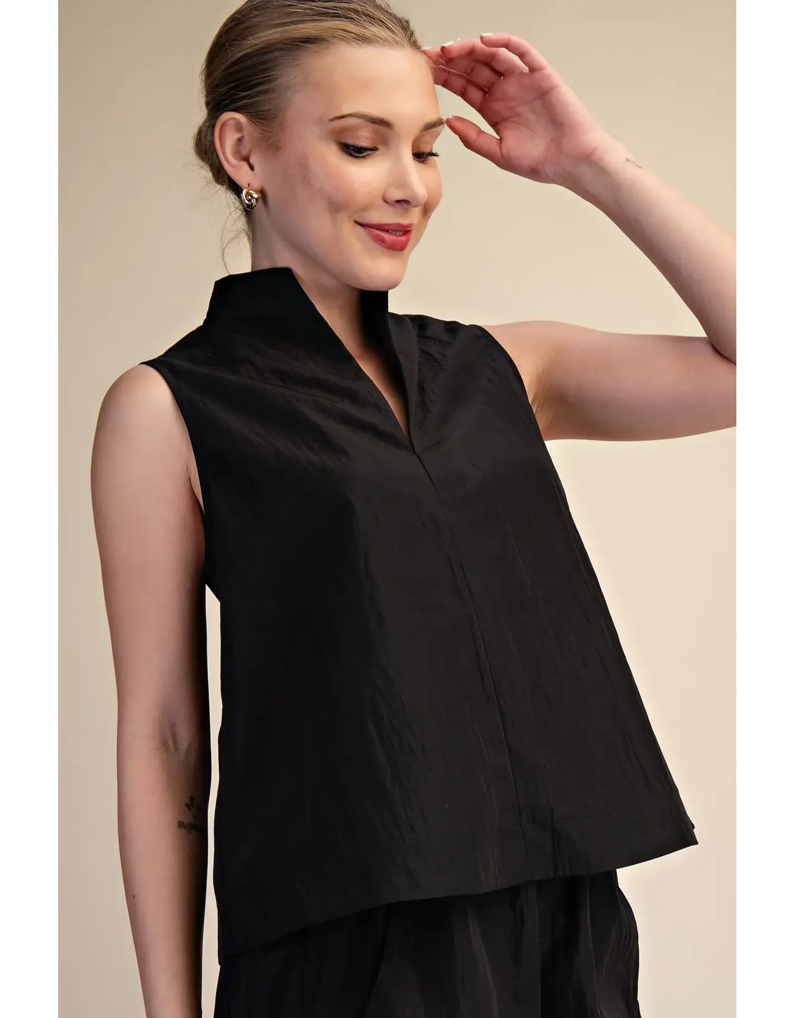 V-NECK SLEEVELESS SWING TOP