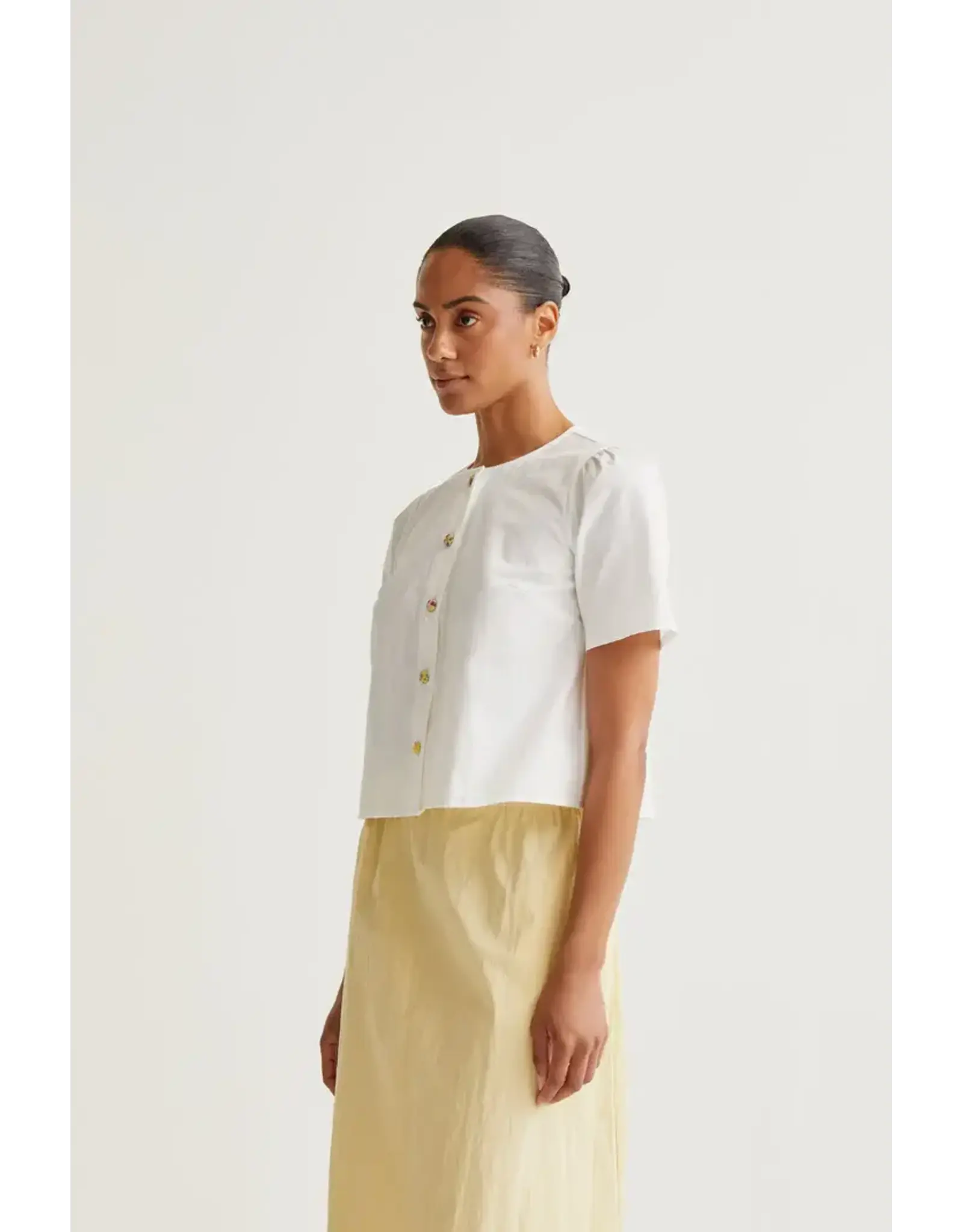 SSLV BLOUSE W/ COLORFUL BUTTONS