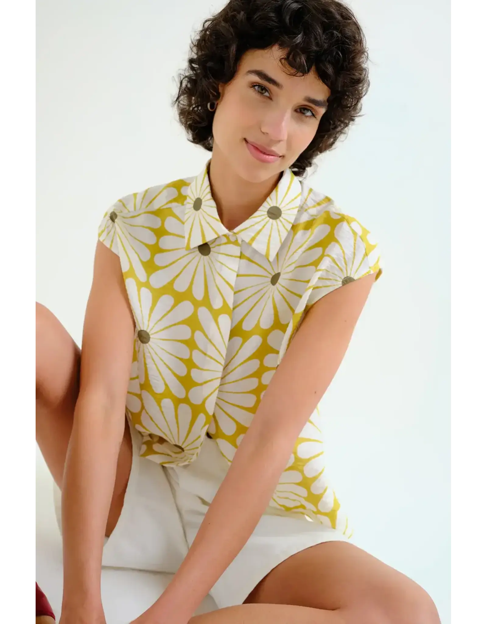 SSLV FLOWERBURST COLLARED TOP