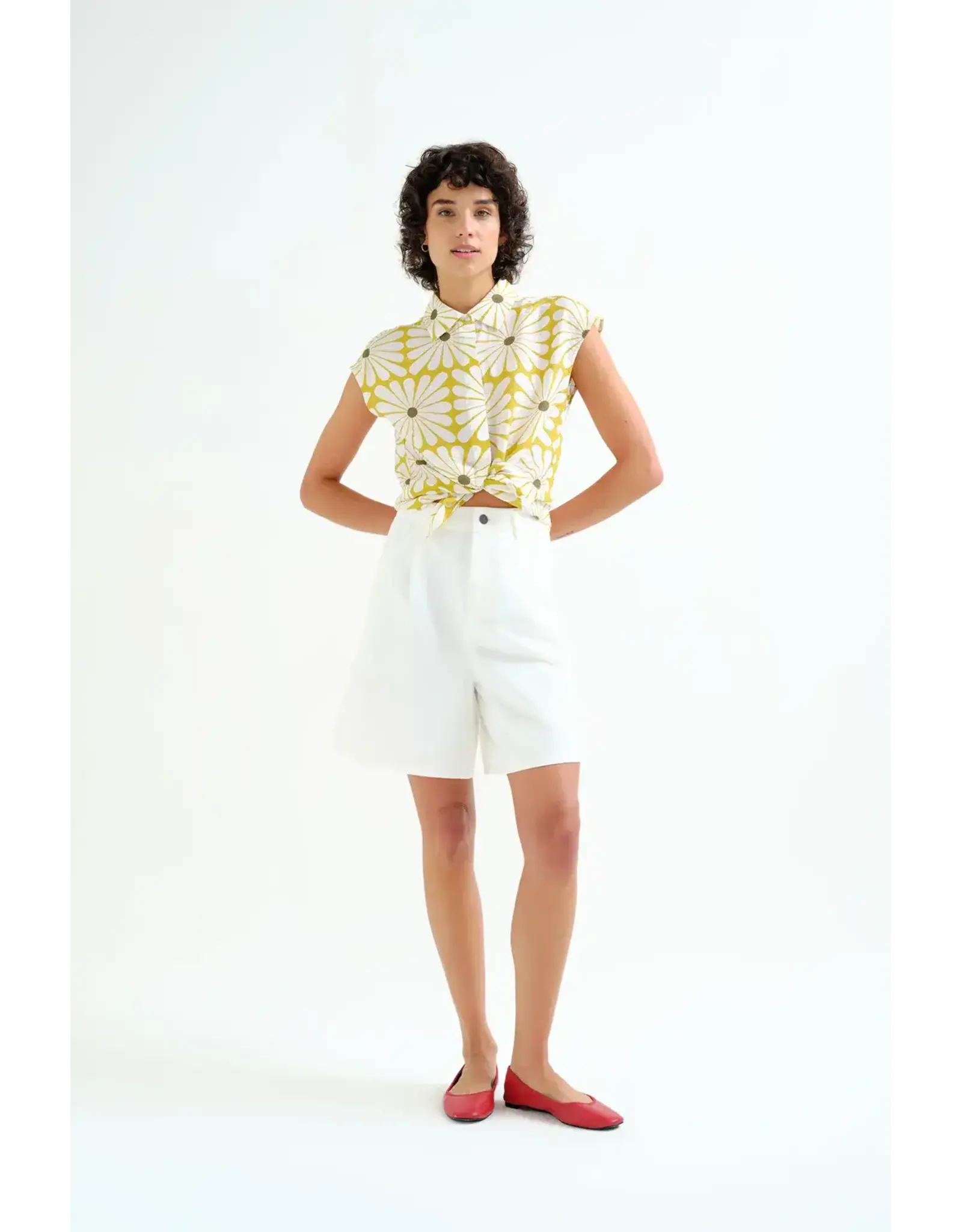 SSLV FLOWERBURST COLLARED TOP