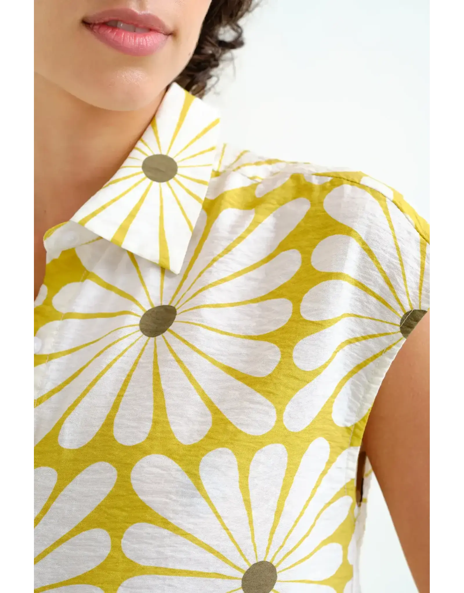 SSLV FLOWERBURST COLLARED TOP