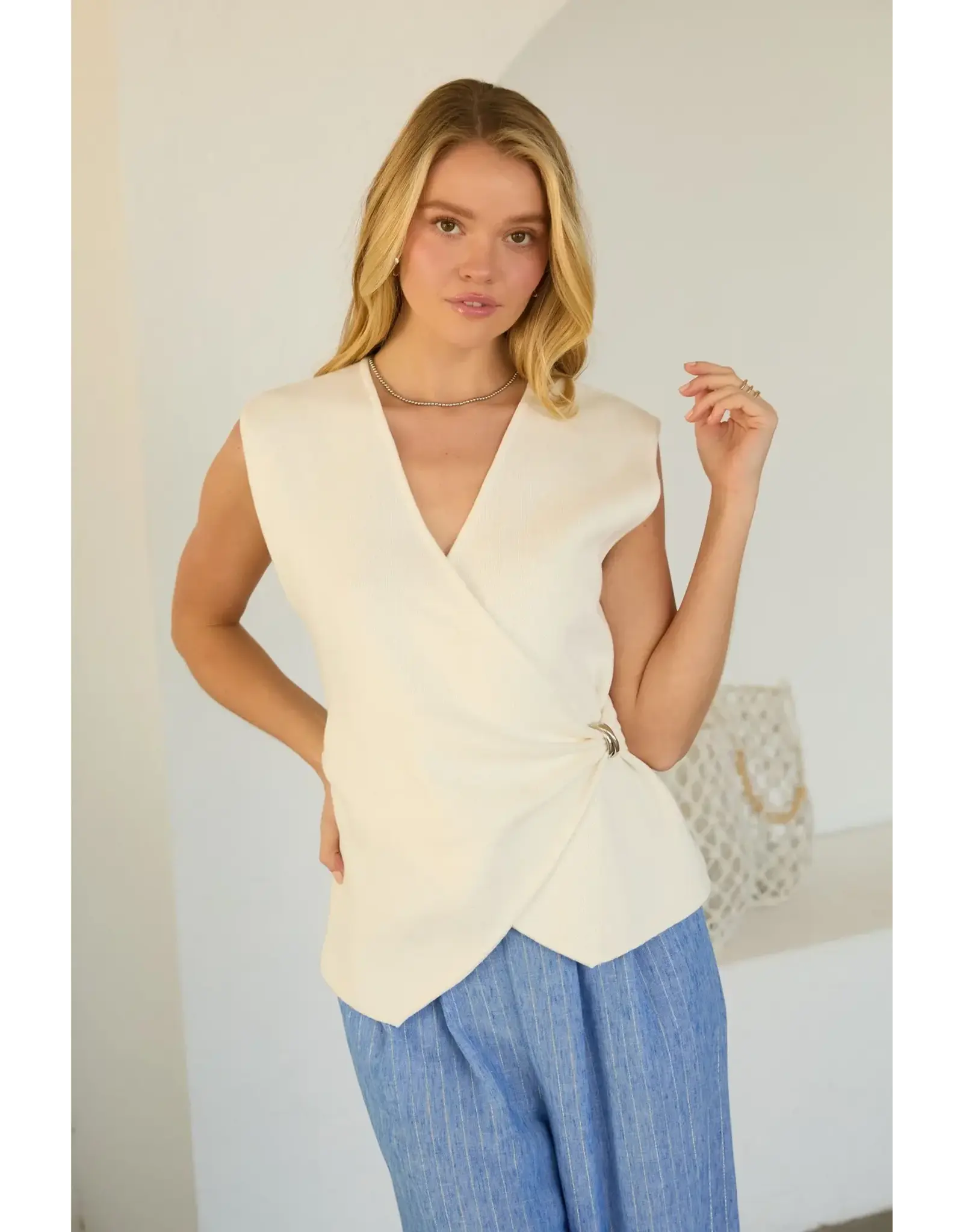 SLVLESS WRAP KNIT TOP