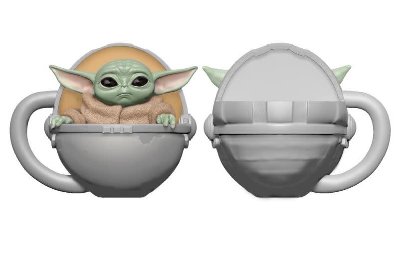 Tasse Star Wars The Mandalorian The Child Bebe Yoda Grogu Dans Son Transporteur En Ceramique Sculptee 12 Oz Chez Rhox Geek Stop