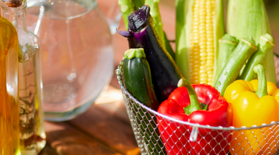 A Drizzle of This Pantry Staple Could Make Your Vegetables Even More Heart-Healthy, Study Finds