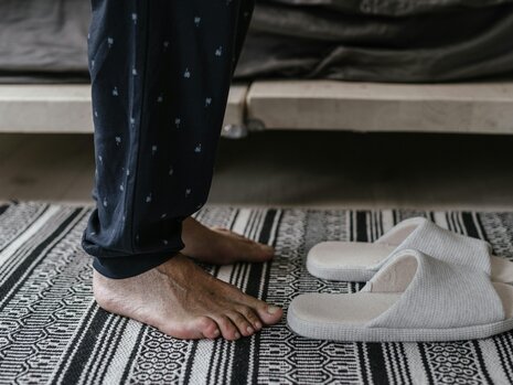 Best Slippers for Plantar Fasciitis and Foot Pain: Support Features That Actually Help