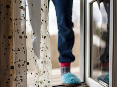 Indoor Outdoor Slippers vs Indoor-Only: Which Sole Type Is Right for Your Lifestyle?