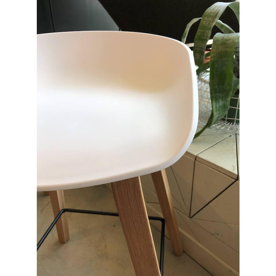 TABOURET COMPTOIR HAY BLANC ET BASE EN BOIS