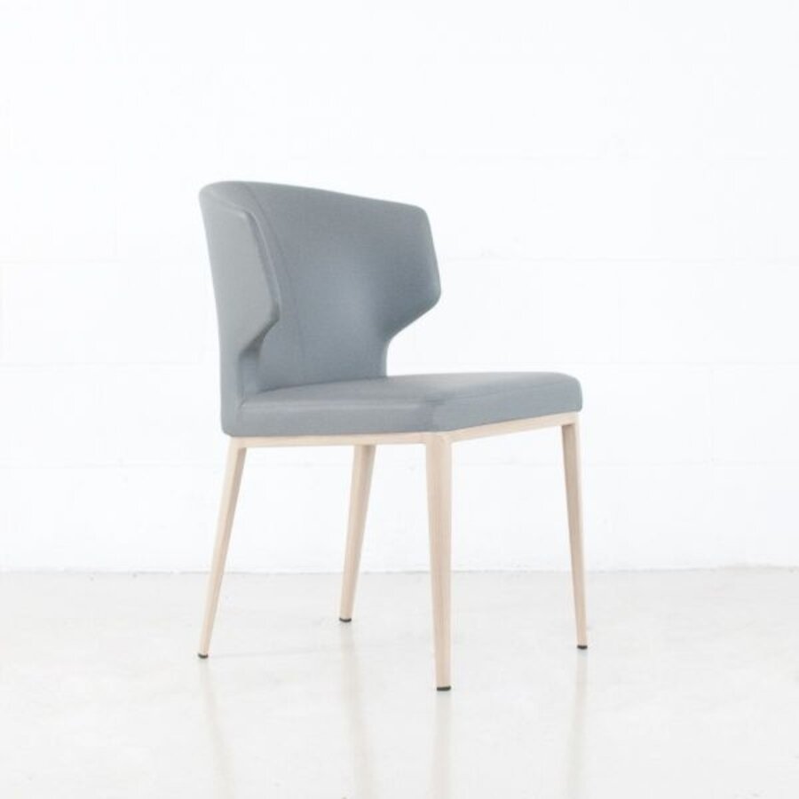 CABO CHAIR / SYNTHETIC LEATHER SILVERSTONE AND METAL BASE WITH NATURAL IMPRINT
