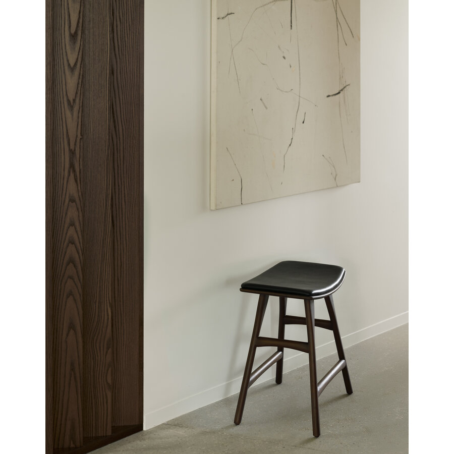 TABOURET DE TABLE OSSO - TECK VERNI BRUN - CUIR NOIR par Ethnicraft