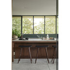 TABOURET DE COMPTOIR OSSO - TECK VERNI BRUN - CUIR NOIR par Ethnicraft