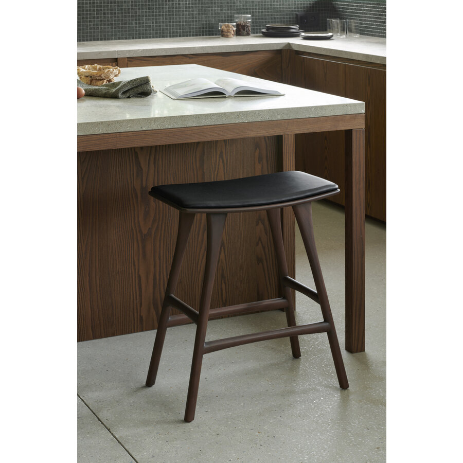 TABOURET DE COMPTOIR OSSO - TECK VERNI BRUN - CUIR NOIR par Ethnicraft