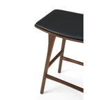 TABOURET DE COMPTOIR OSSO - TECK VERNI BRUN - CUIR NOIR par Ethnicraft