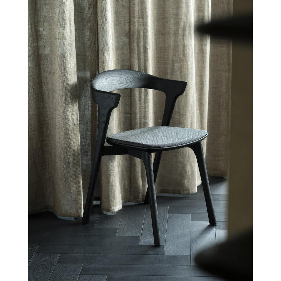 CHAISE BOK - CHÊNE VERNI - NOIR - TISSU SOFT BLACK par Ethnicraft