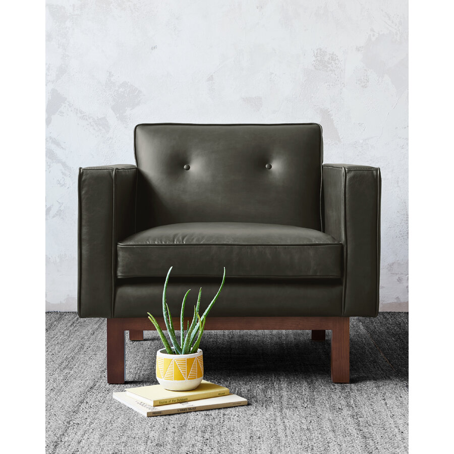 Fauteuil de cuir Embassy  par Gus* Modern