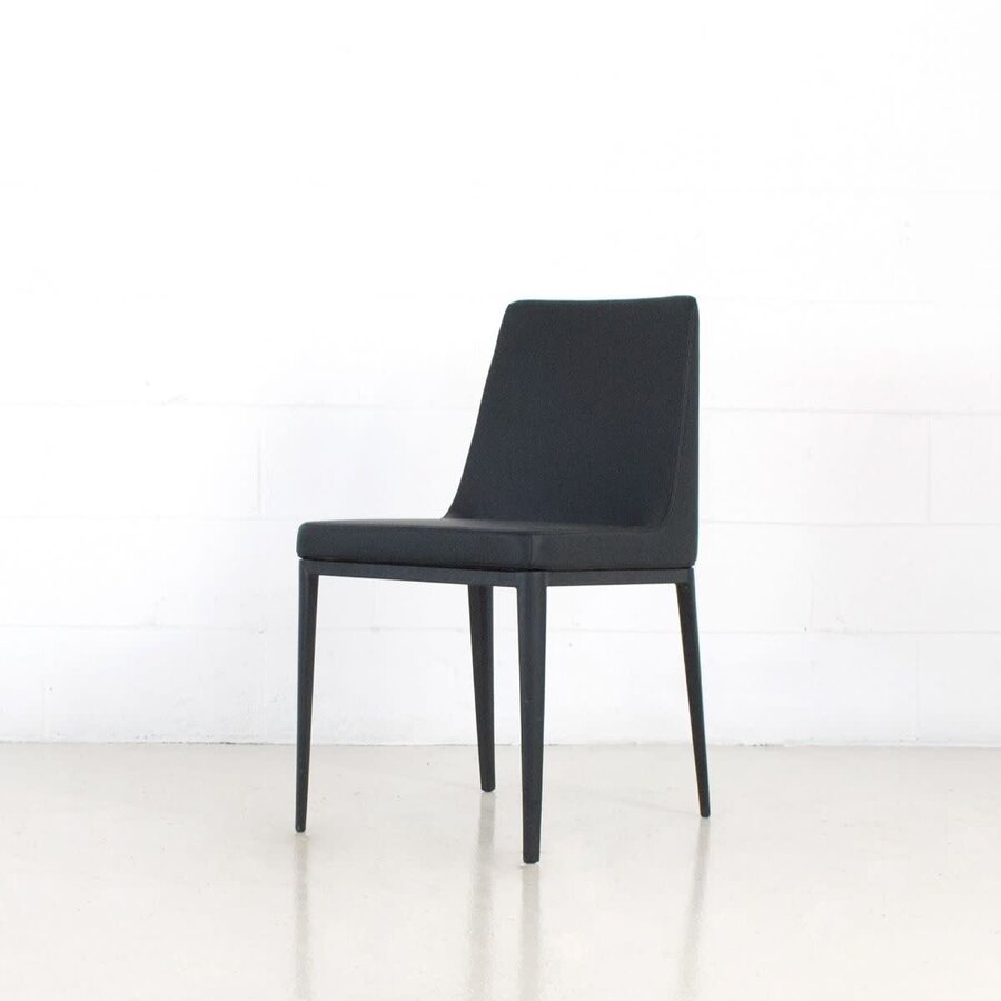 CHAISE AVENUE AVEC CUIR SYNTHÉTIQUE NOIR - BASE B