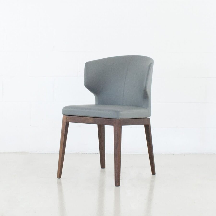 CHAISE CABO / CUIR SYNTHÉTIQUE SILVERSTONE ET BASE EN  BOIS