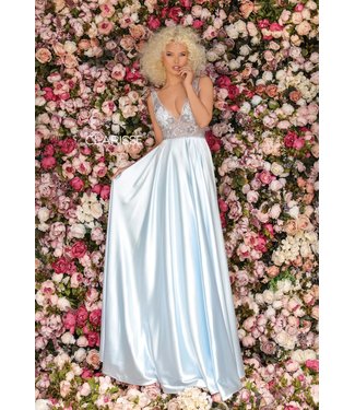 8063 Robe fluide en satin avec pierres