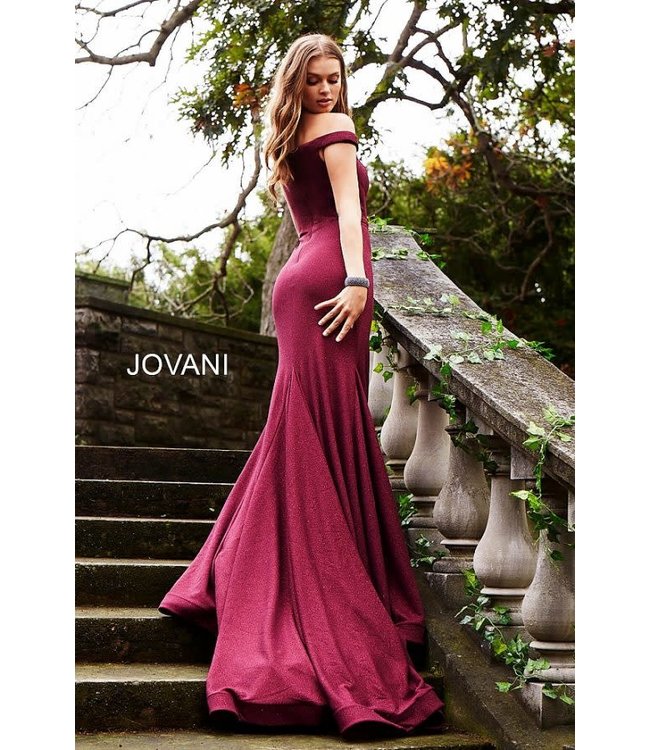 55187 Robe ajustée à encolure en coeur