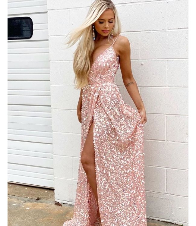 53893 Robe droite et décolleté