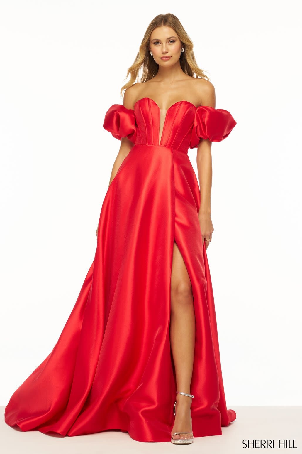 Robe rouge avec fente sale