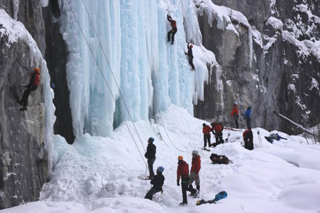 Social Ice Climb by Yamnuska Mountain Adventure