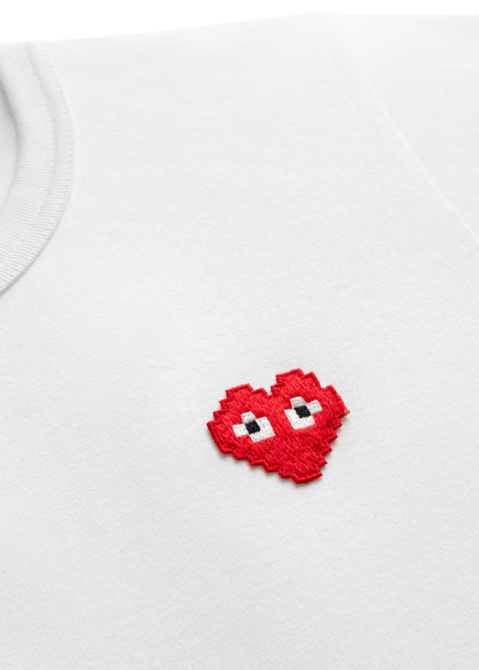 COMME des GARÇONS PLAY X THE ARTIST INVADER White T-shirt with Pixelated Heart