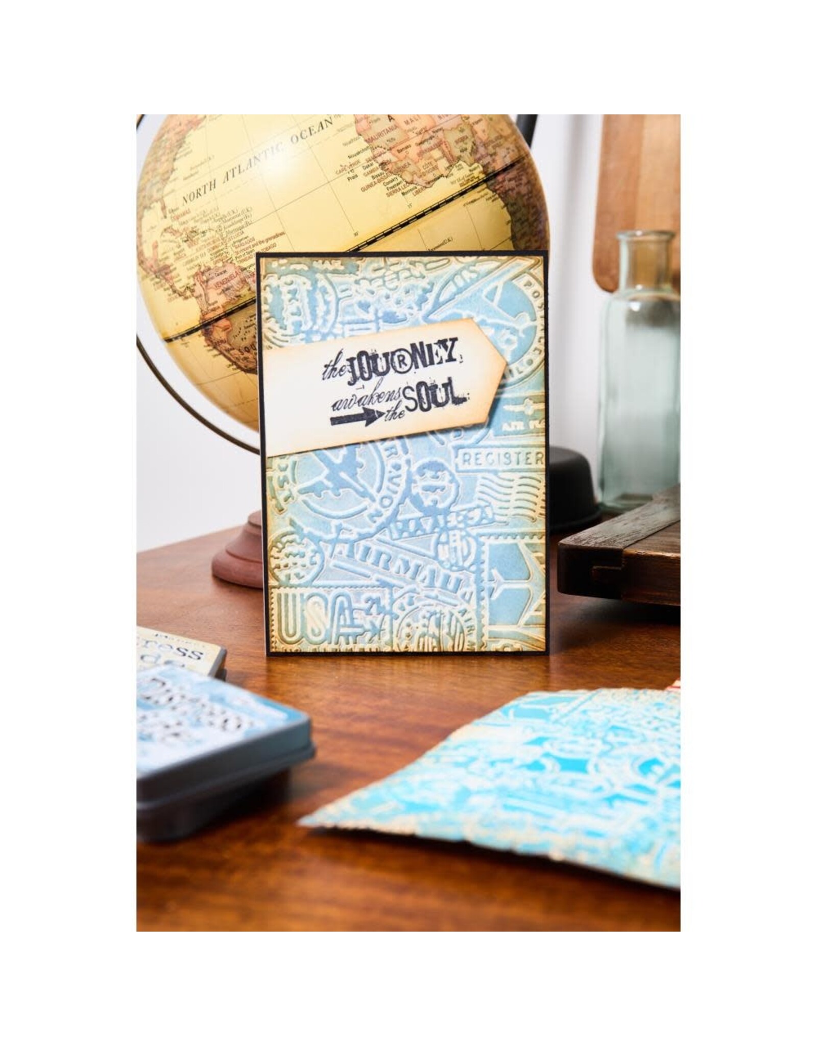SIZZIX SIZZIX TIM HOLTZ MULTI-LEVEL TEXTURE FADES VAULT AIRMAIL A6 EMBOSSING FOLDER