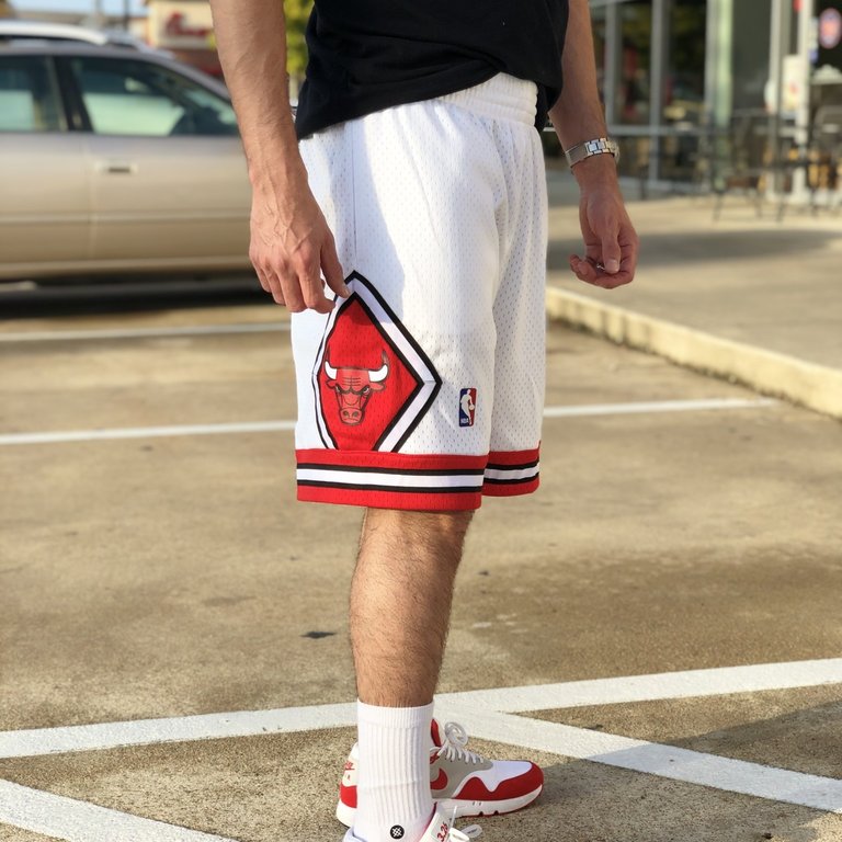  Mitchell & Ness NBA Swingman Road Shorts Bulls 97-98