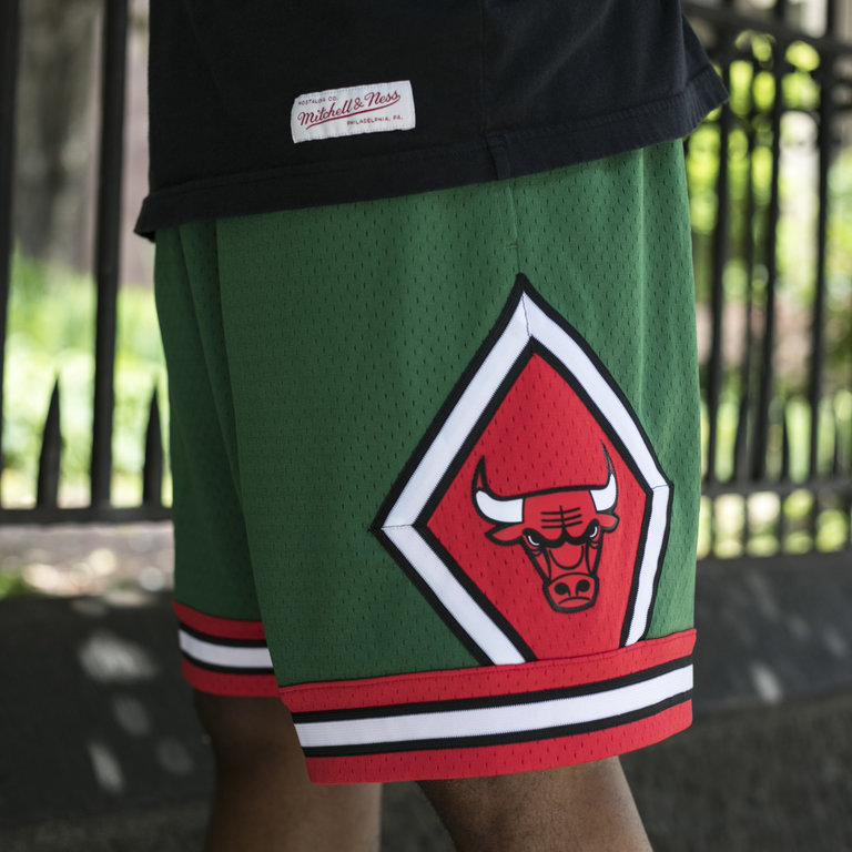 Mitchell & Ness NBA Chicago Bulls Swingman Shorts Mens Shorts Green  SMSHGS18224-CBUDKGN08 – Shoe Palace