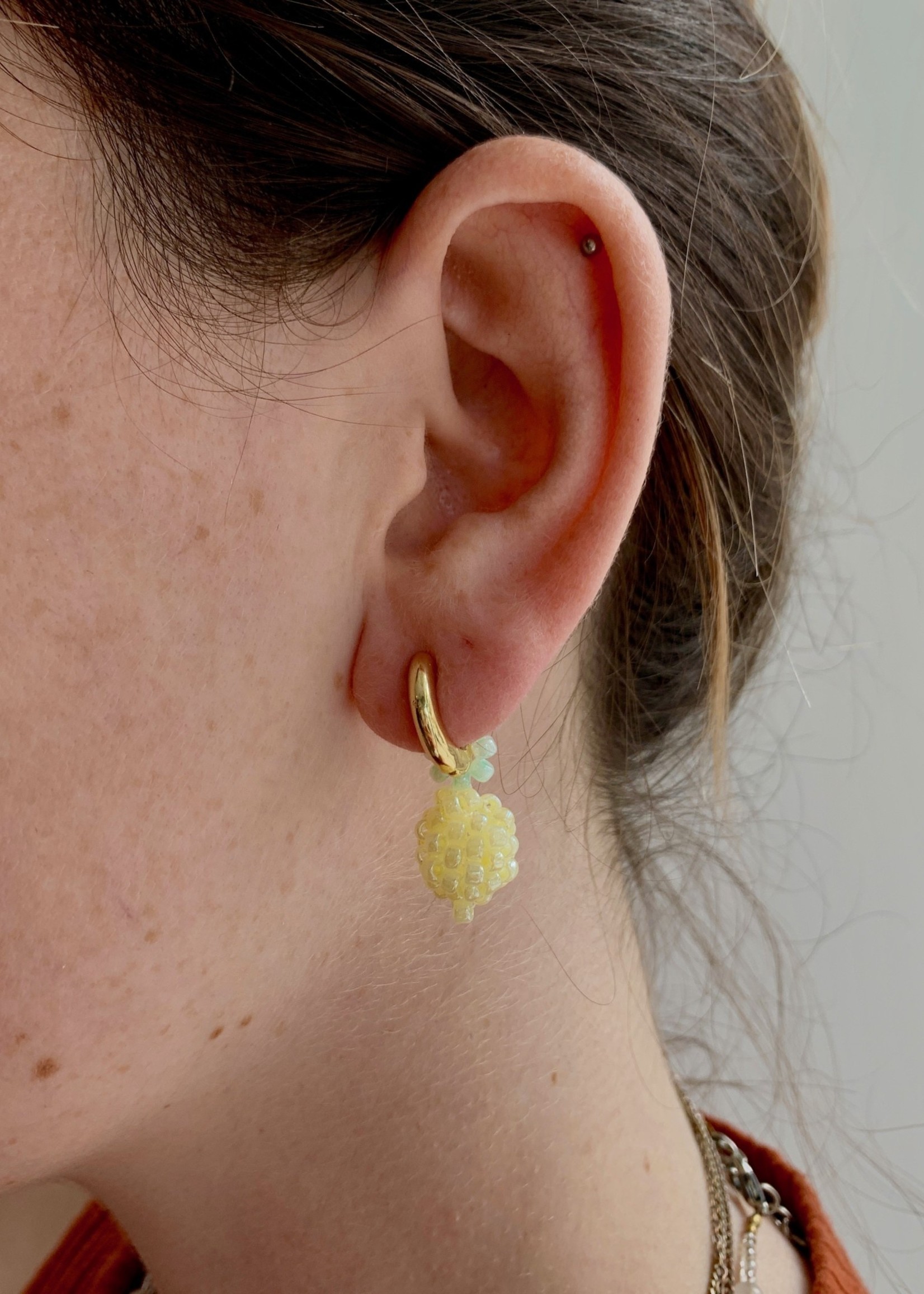 Emri Studio Boucles d'oreilles anneaux en fruits par EMRI Studio