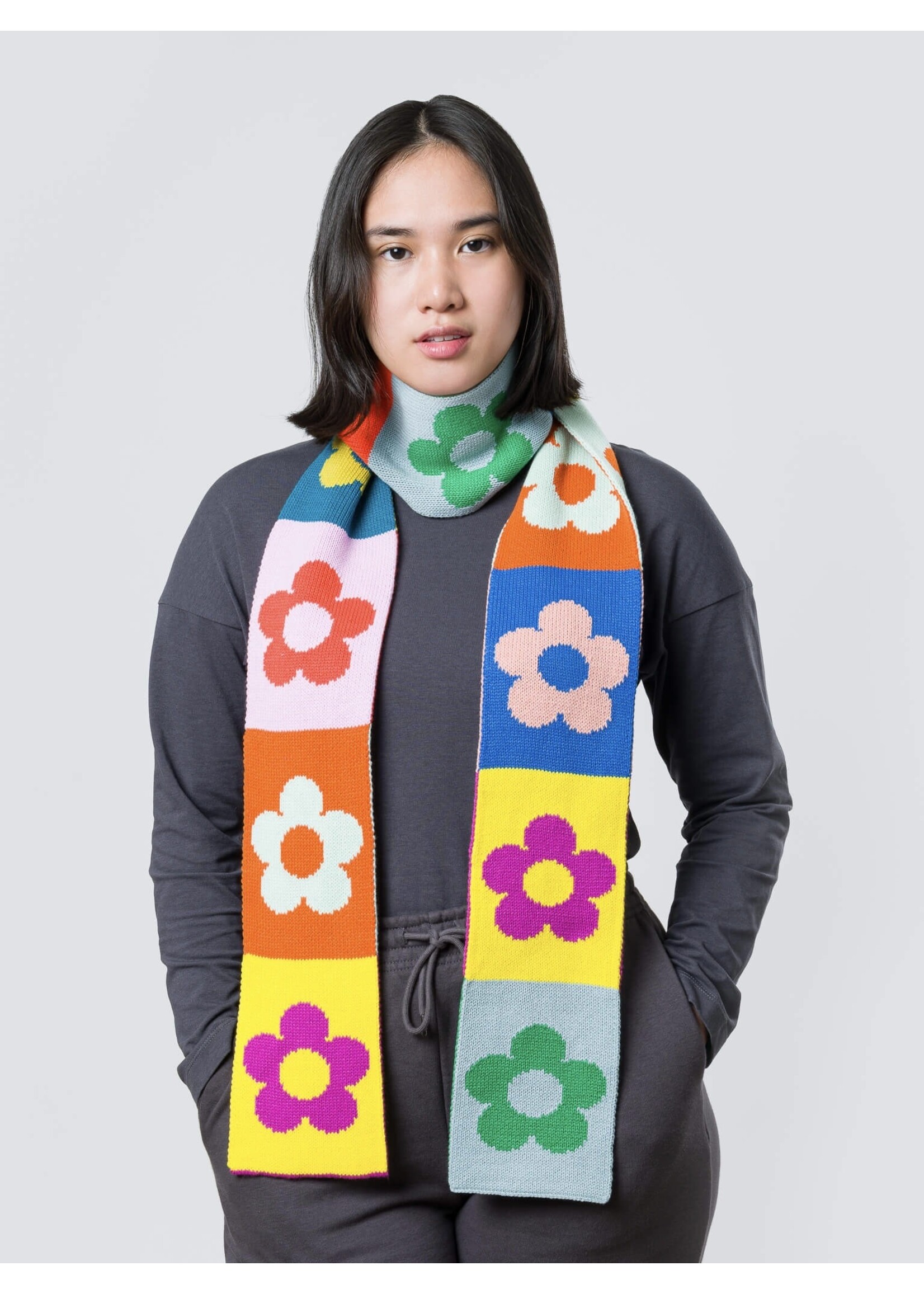 Verloop Knit scarf "Skinny Flower Block" by VERLOOP