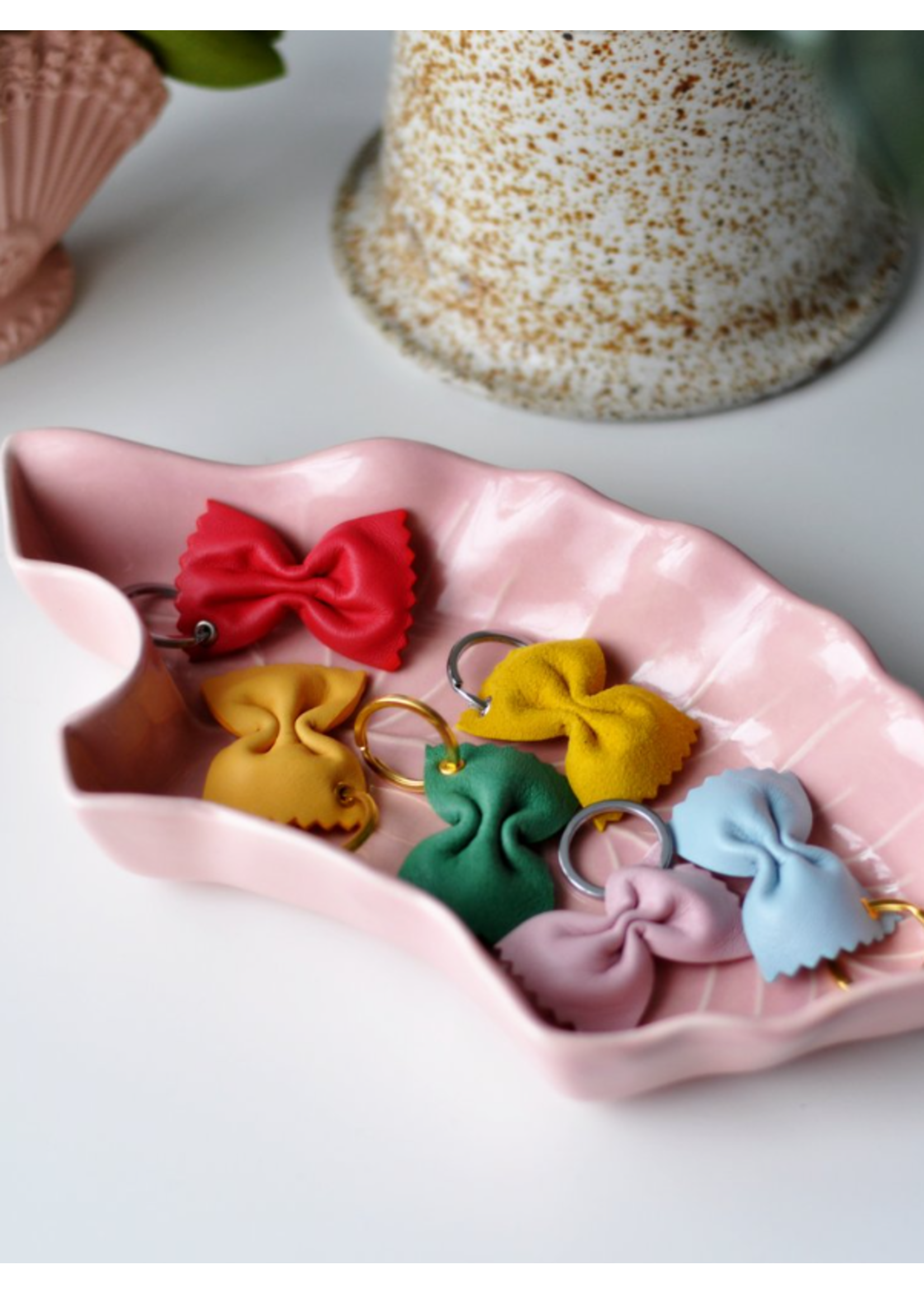 Melo Melo Leather Goods Porte-clés en cuir "Farfalle" par Melo Melo