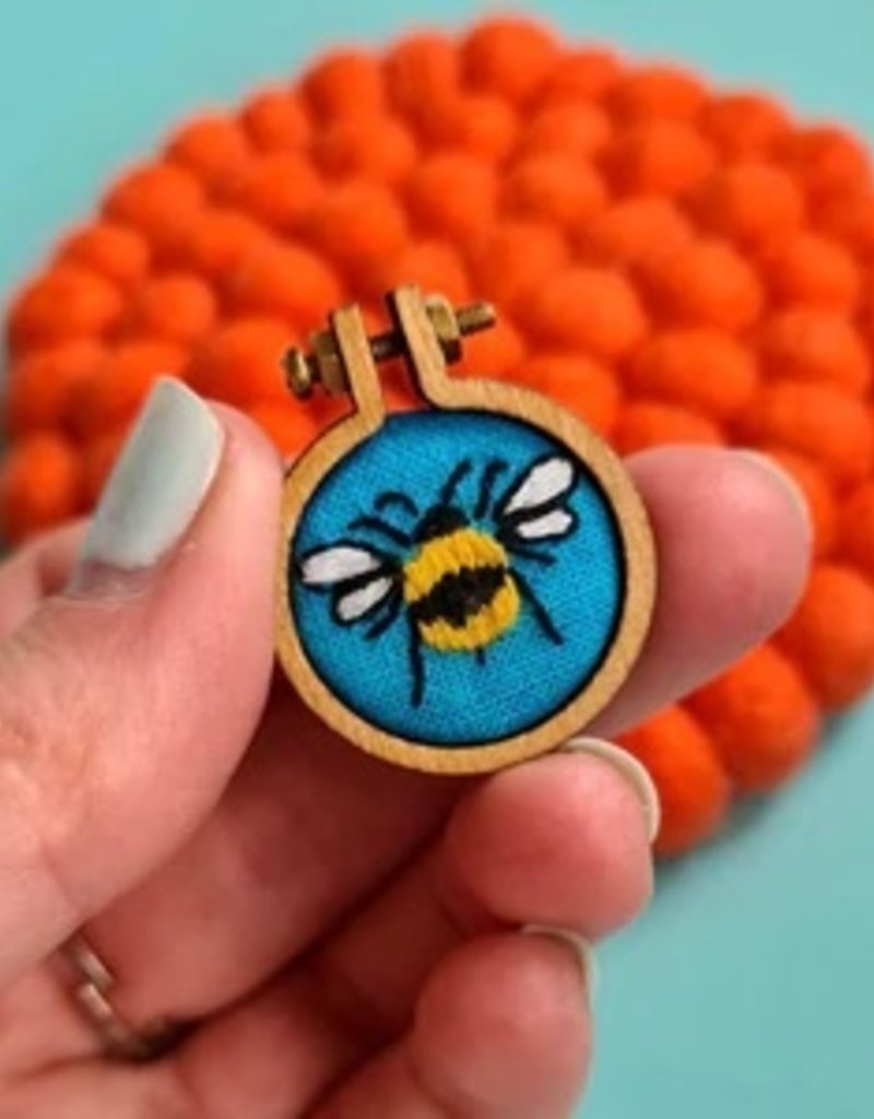 Paraffle Embroidery Kit Bee Charm