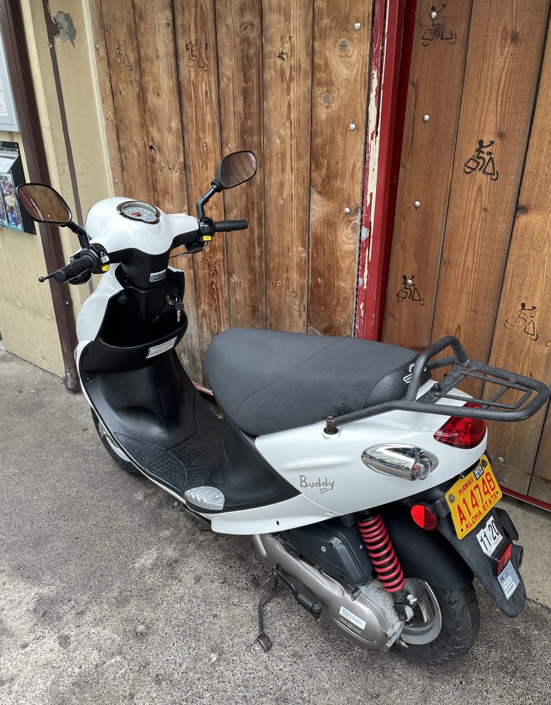 Genuine Scooters 2020 White Genuine Buddy 50cc Moped (7613)