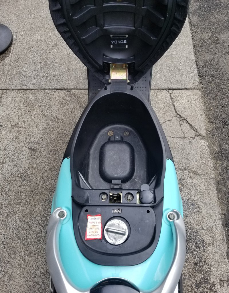 Genuine Scooters 2022 White Genuine Buddy 50cc Moped (59)